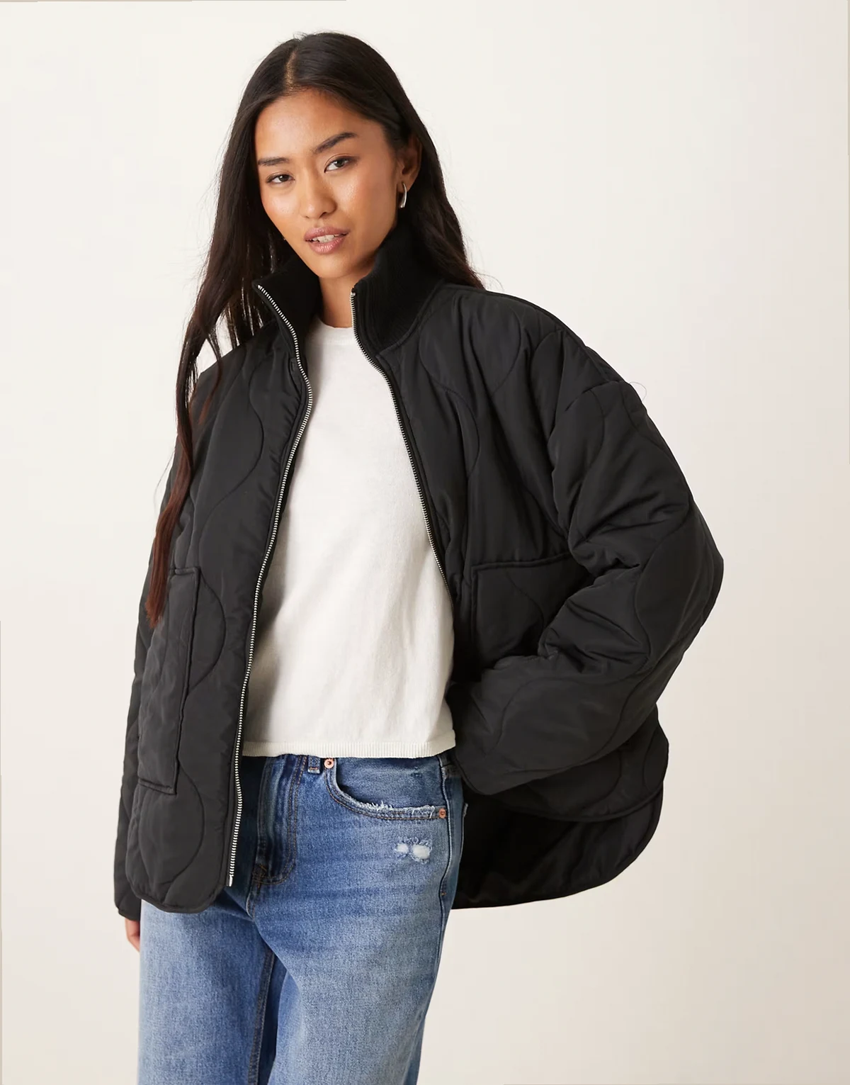 – Serena – Czarna pikowana kurtka z wysokim kołnierzem