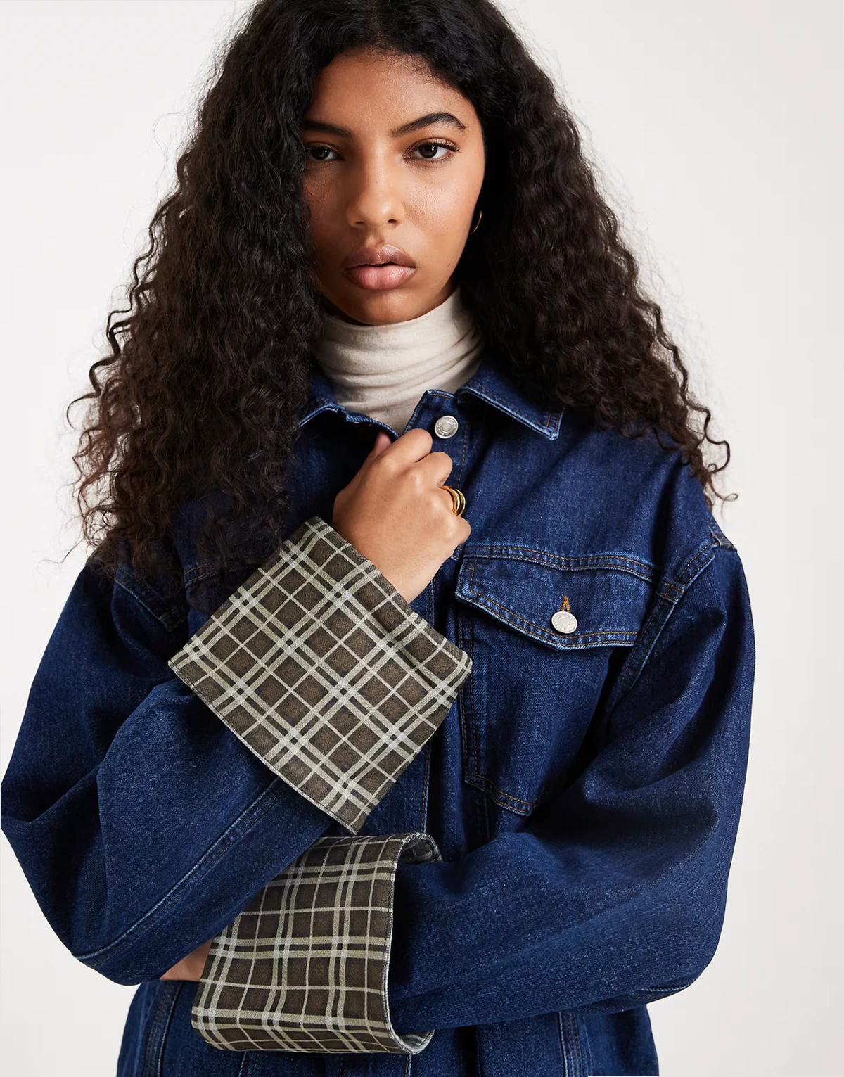 – Jeansowa kurtka oversize w kolorze indygo z mankietami w kratę