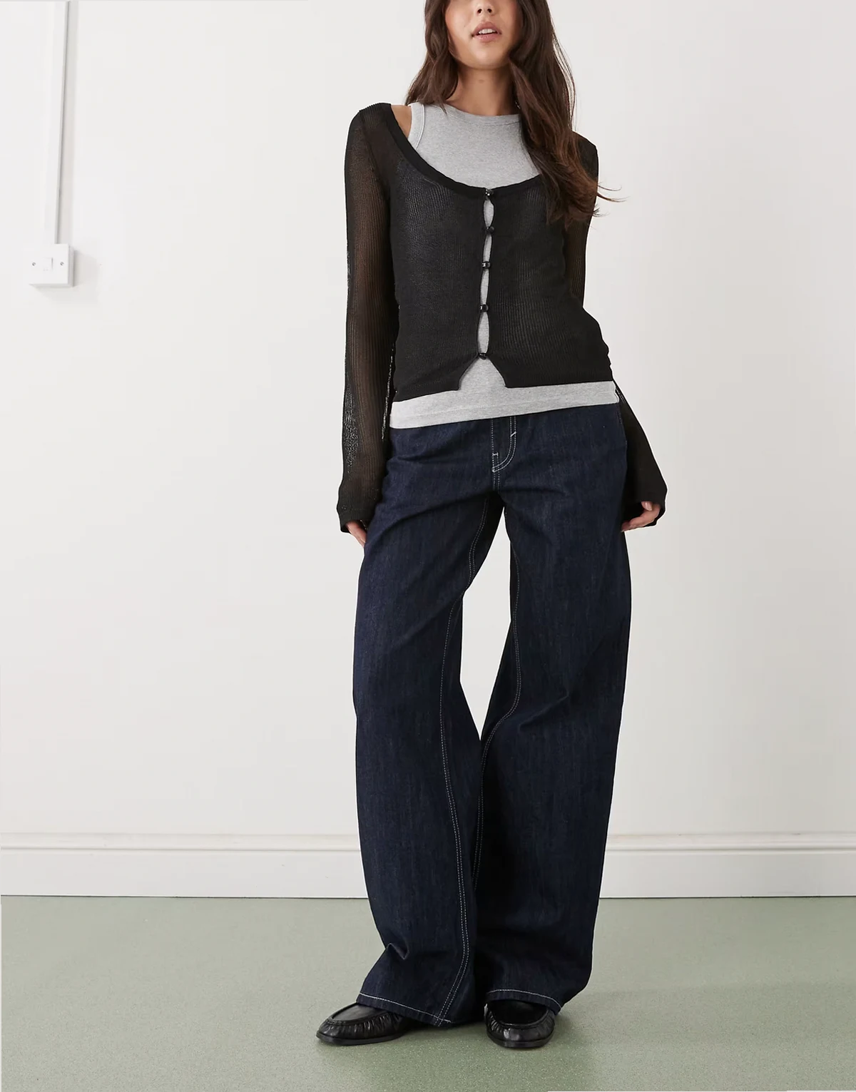 – Ample – Weit geschnittene Jeans in dunkelblauer Rinse-Waschung mit niedrigem Bund