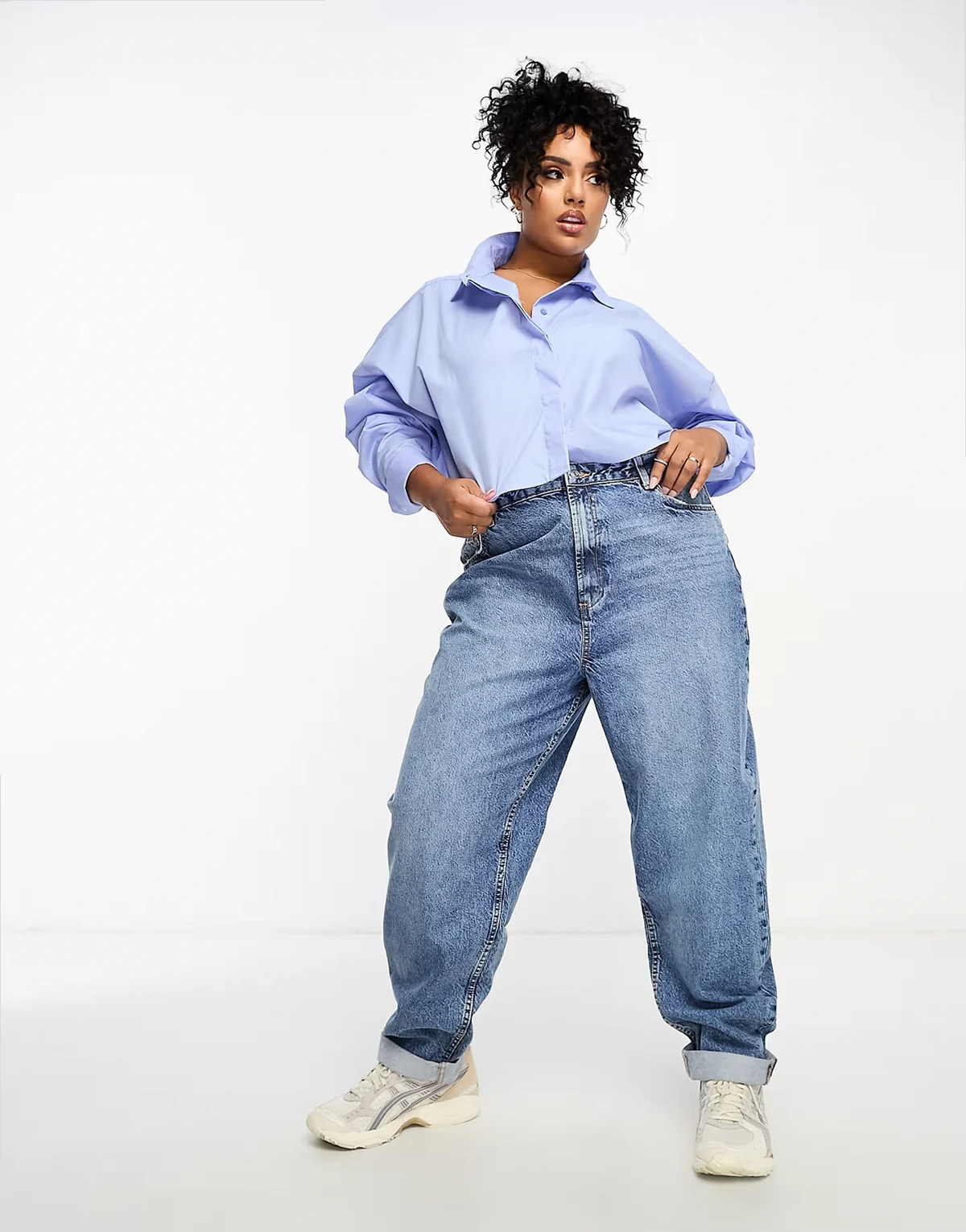 ASOS DESIGN Curve – Niebieskie jeansy mom fit o luźnym kroju z wysokim stanem