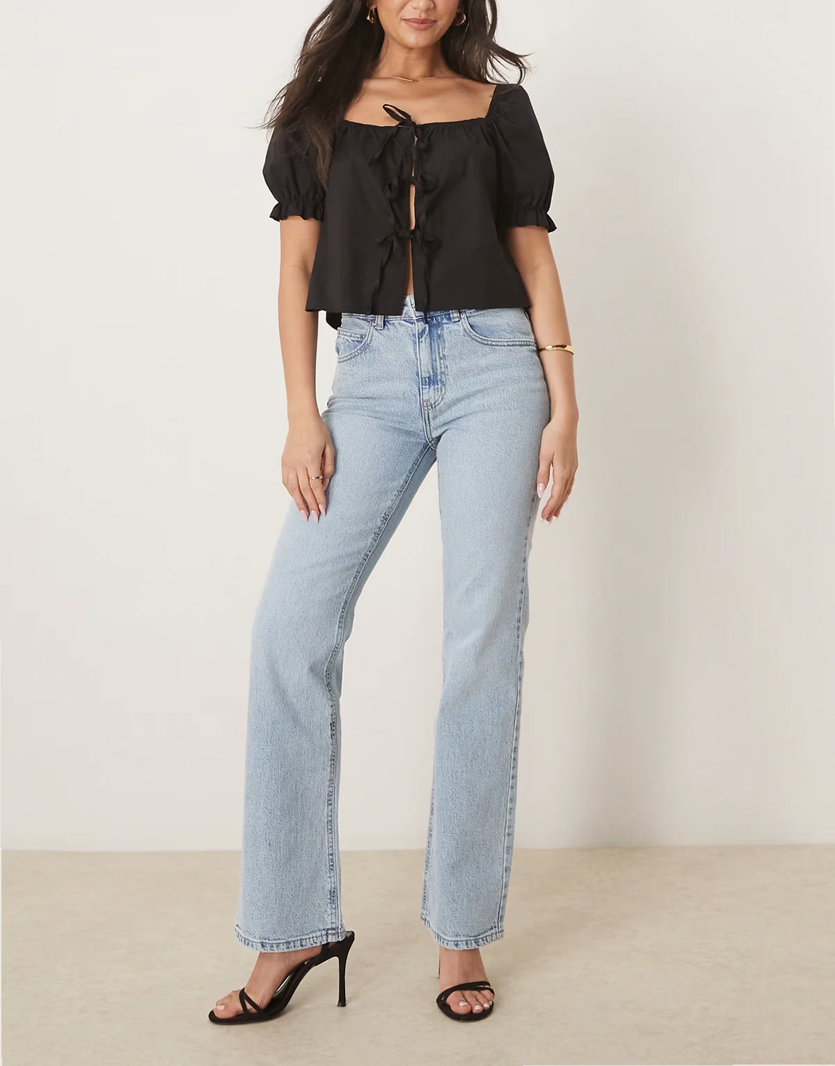 – Bootcut-Stretch-Jeans in heller Waschung mit mittelhohem Bund
