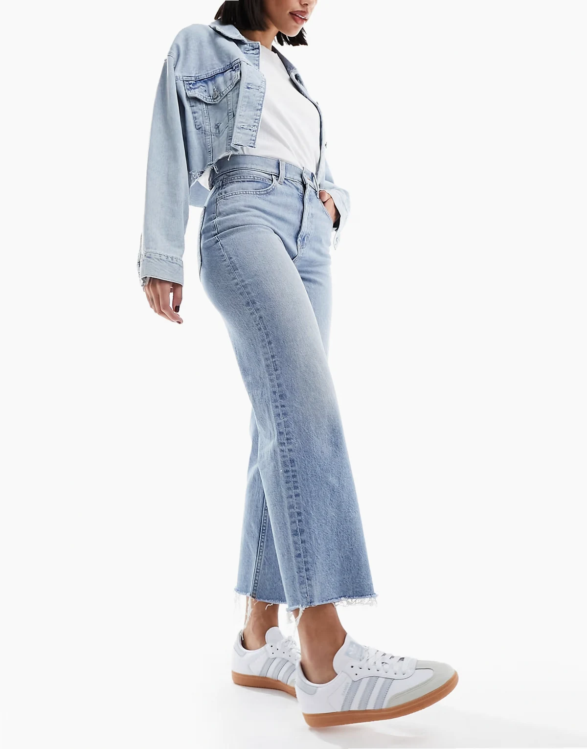 – Jasnoniebieskie jeansy z prostymi nogawkami do kostek i comfort stretchem