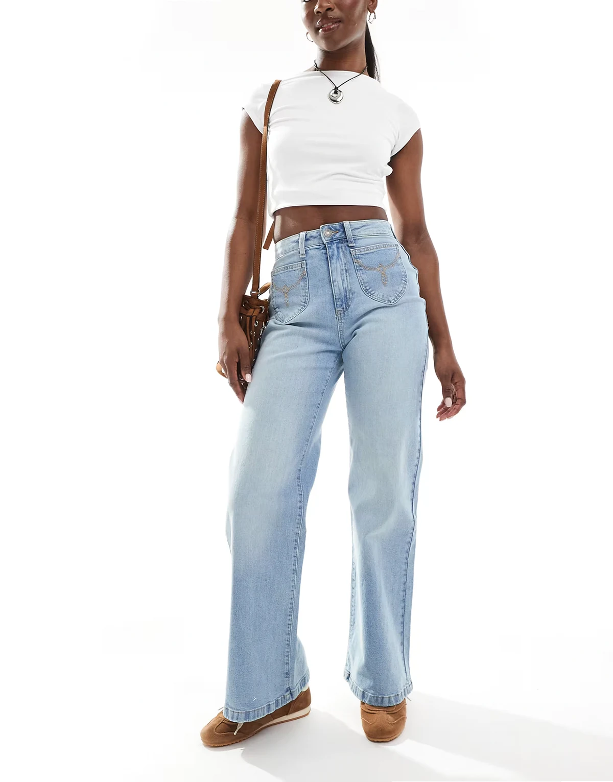 – Elastische Jeans in sonnengebleichtem Blau mit weitem Bein