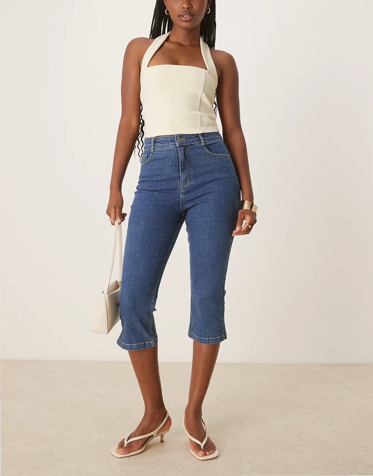 – Niebieskie dopasowane jeansy capri