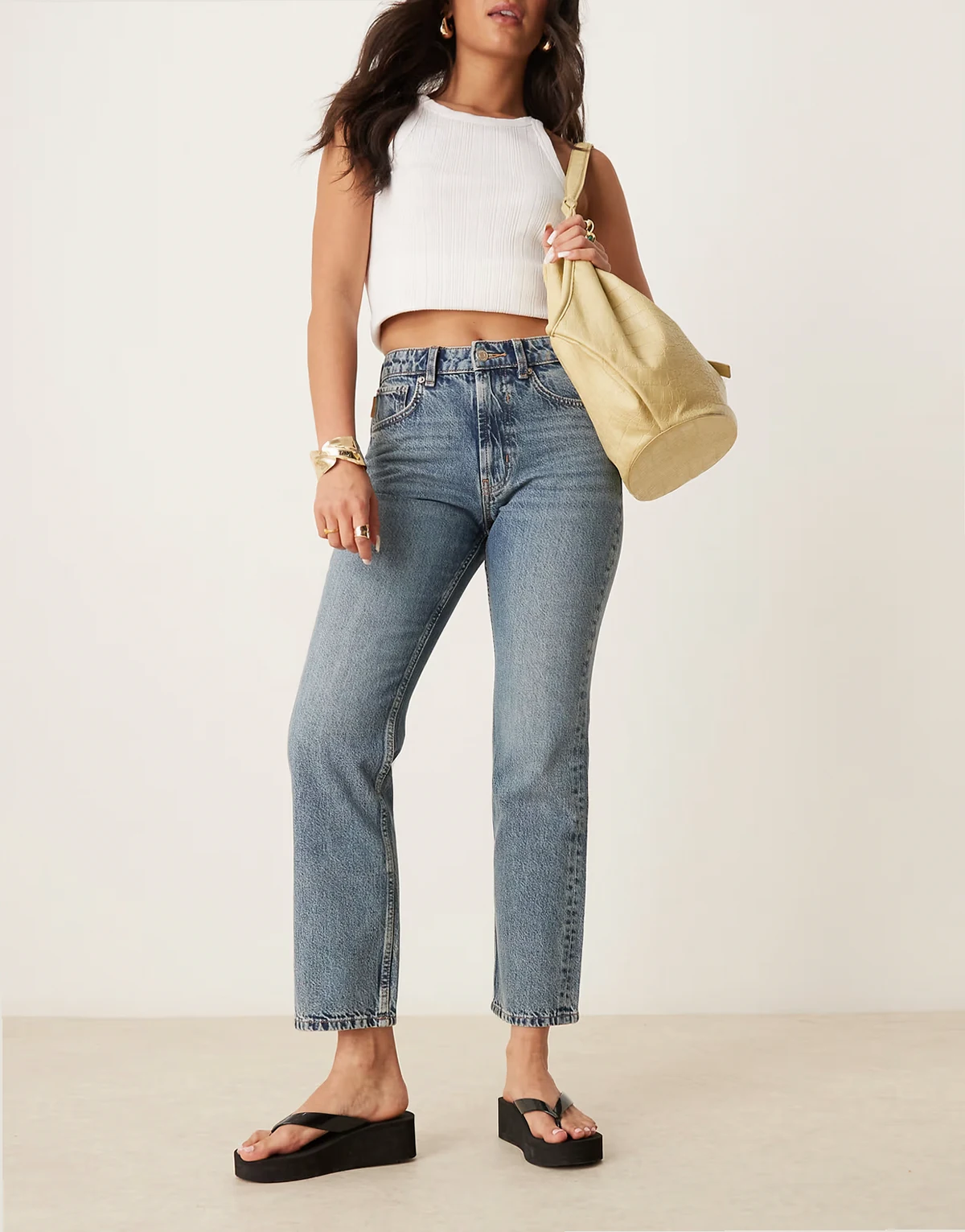 – Niebieskie jeansy vintage z prostymi nogawkami w stylu lat 90.