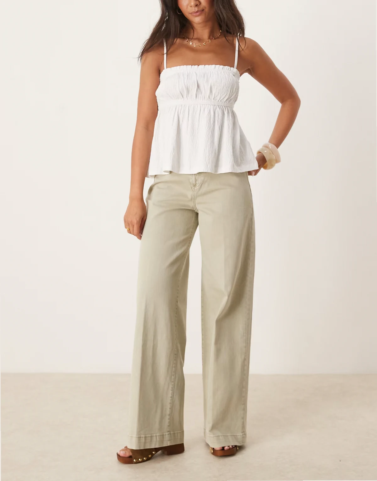 – Jeans mit geradem Schnitt in verwaschenem Khaki