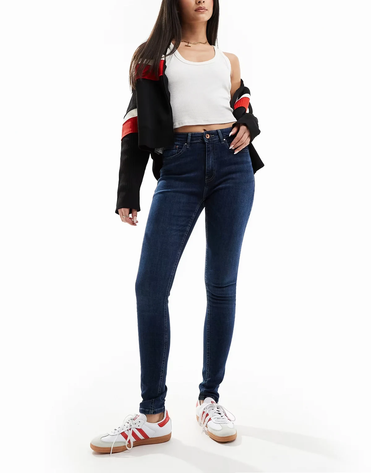 – Eng geschnittene Jeans in Dunkelblau mit hohem Bund