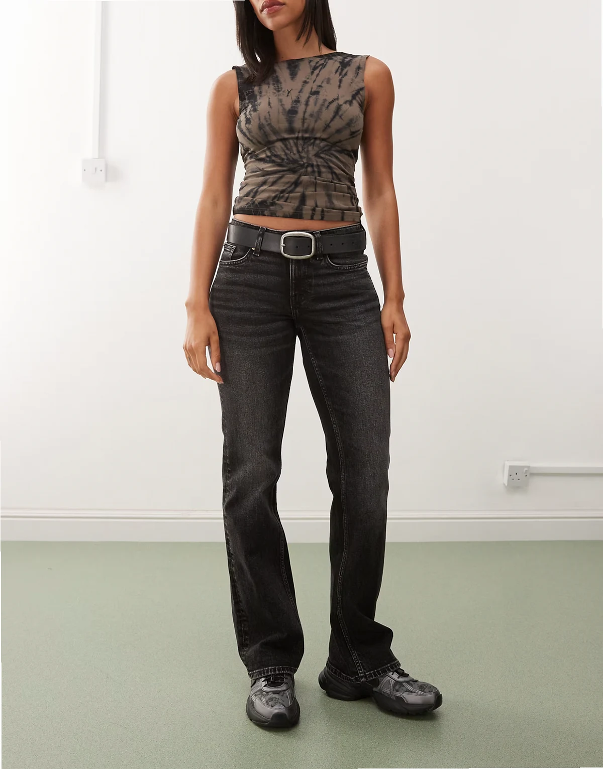 – Tension – Slim-Fit-Bootcut-Jeans in streifigem verwaschenem Schwarz