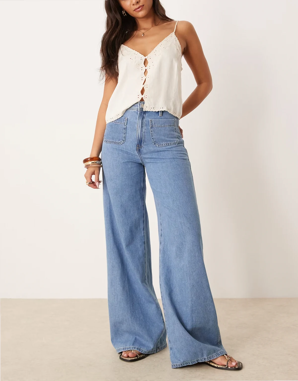 – Jeans in Mittelblau mit Fronttasche und Falten