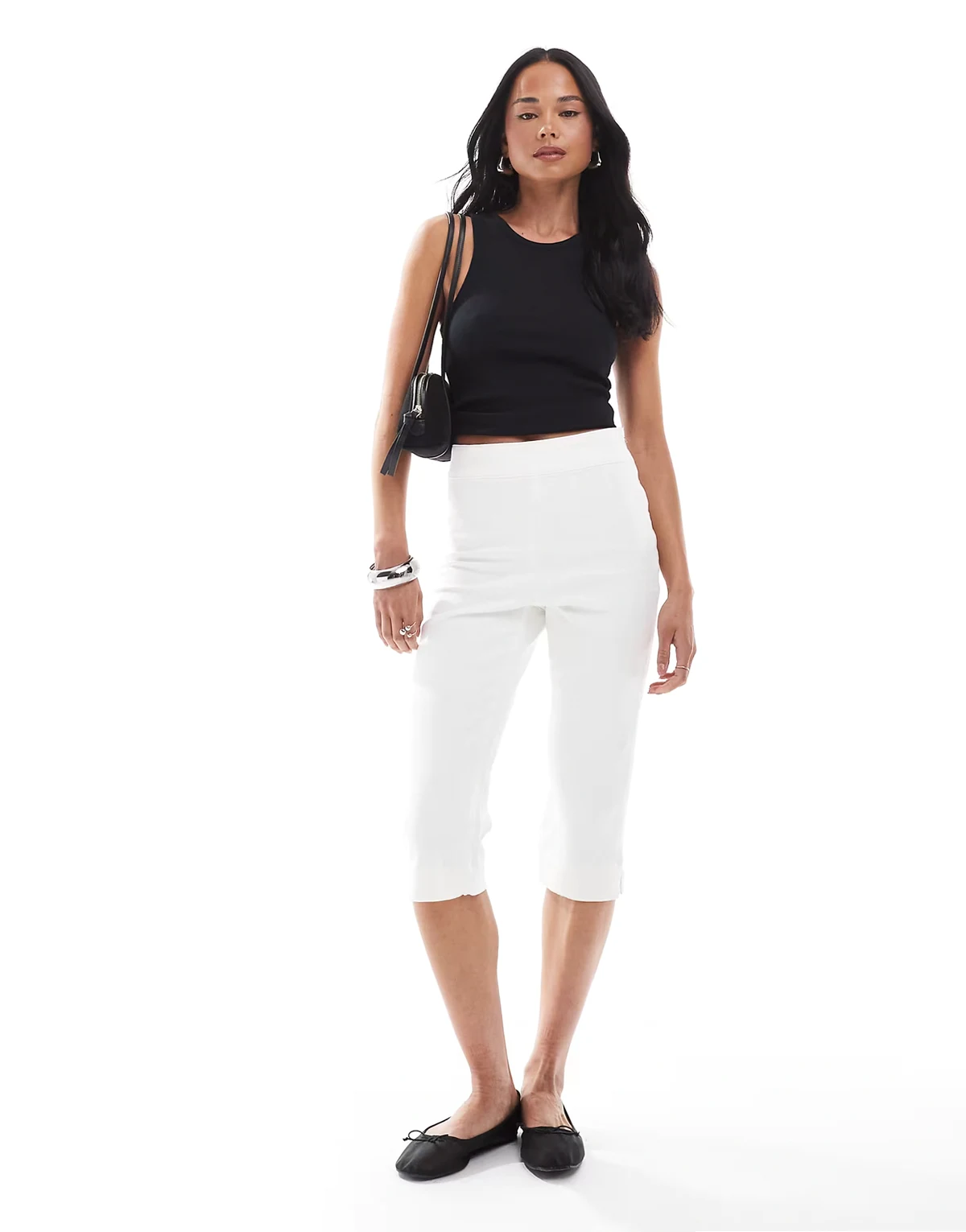 – Niebieskie jeansowe spodnie capri