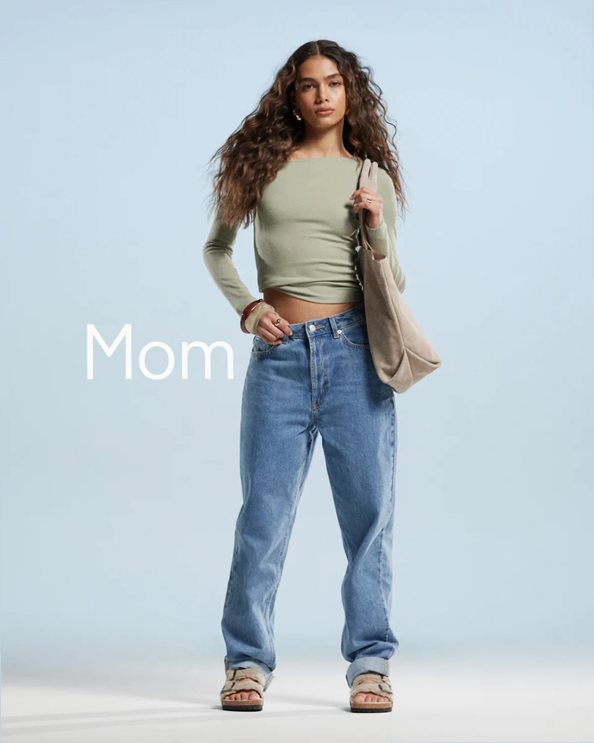– Niebieskie jeansy mom fit o luźnym kroju z podwyższonym stanem