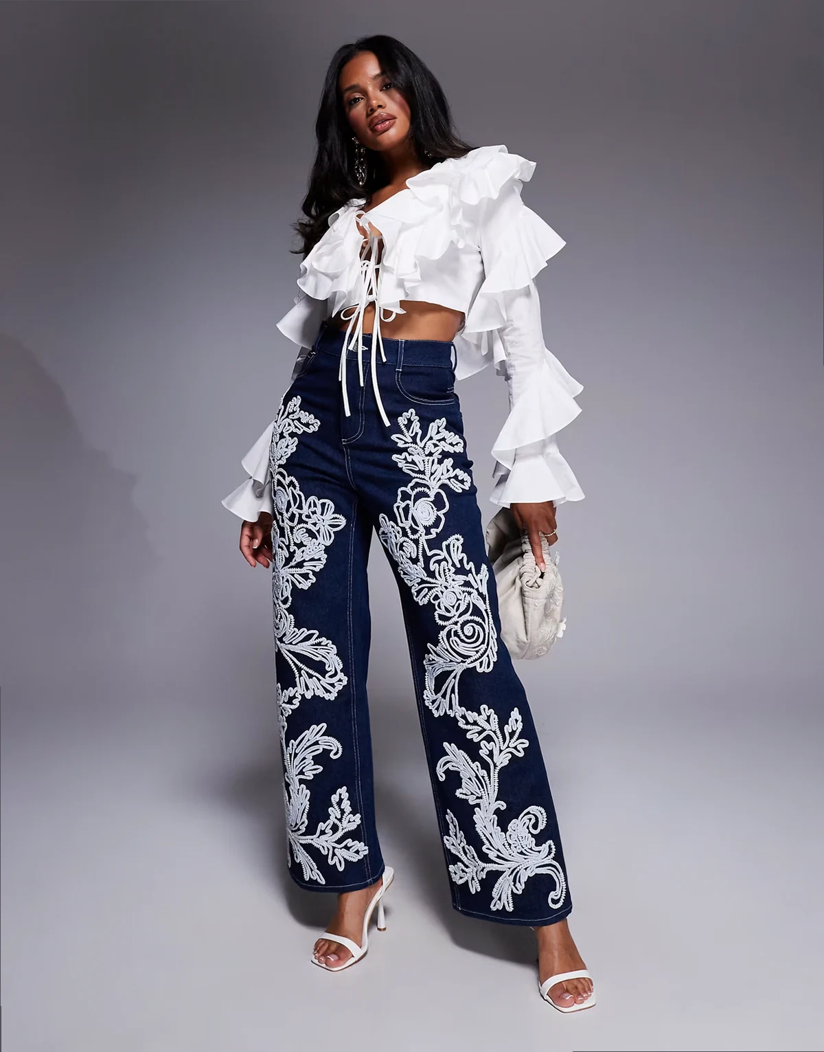 – Cornelli – Verzierte Straight-Jeans in Dunkelblau mit dunkler Waschung