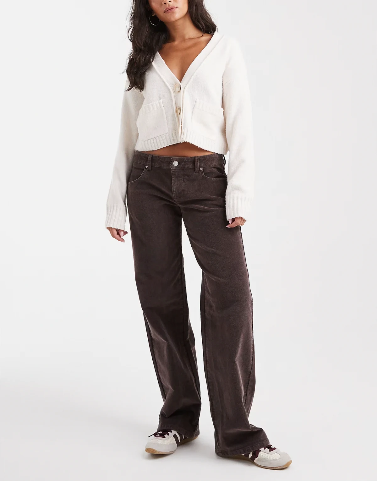 – Straight Jeans aus Cord in Braun mit niedrigem Bund