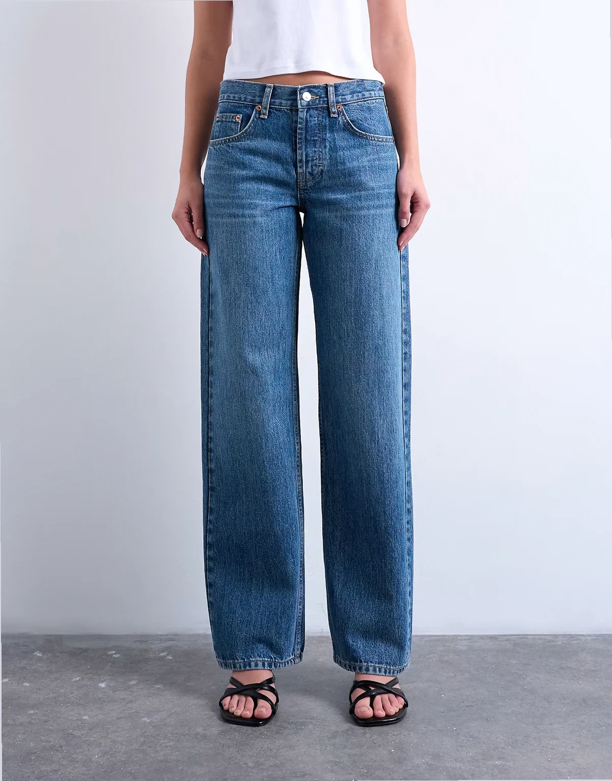 – Ember – Niebieskie jeansy z obniżonym stanem i prostymi nogawkami z efektem sprania w stylu vintage