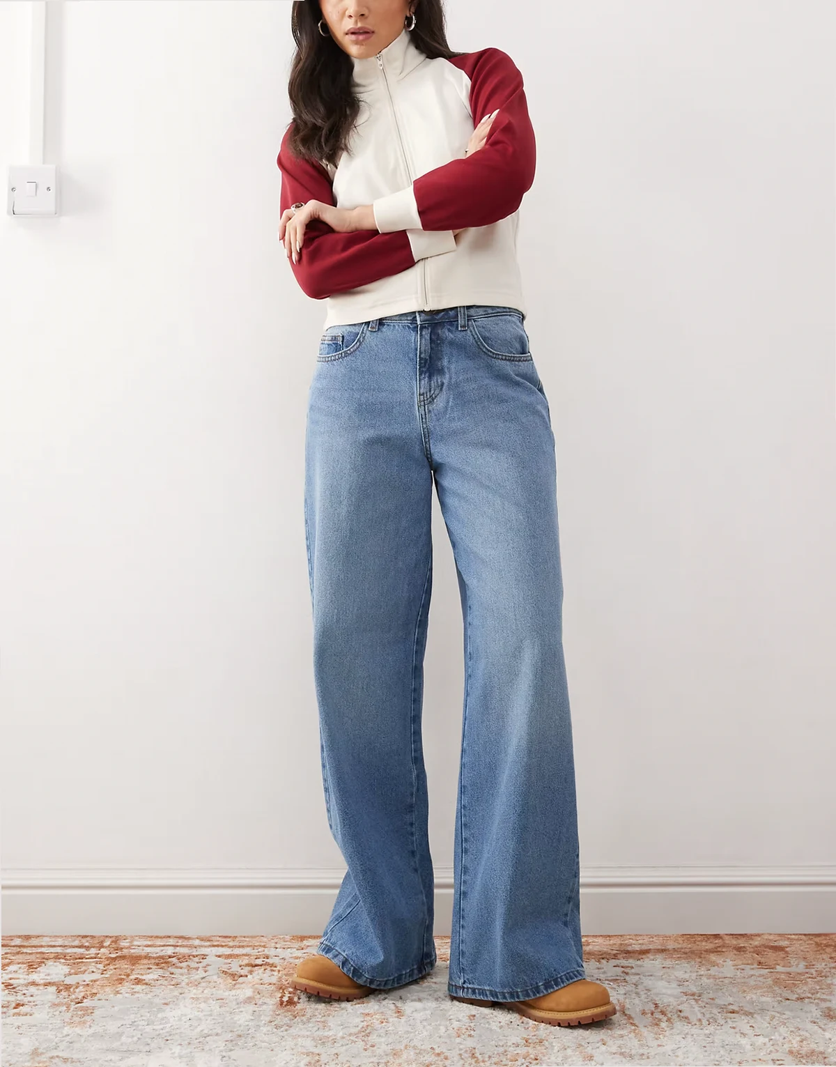 – Brandy – Weit geschnittene Jeans mit mittelhohem Bund in mittelblauer Waschung