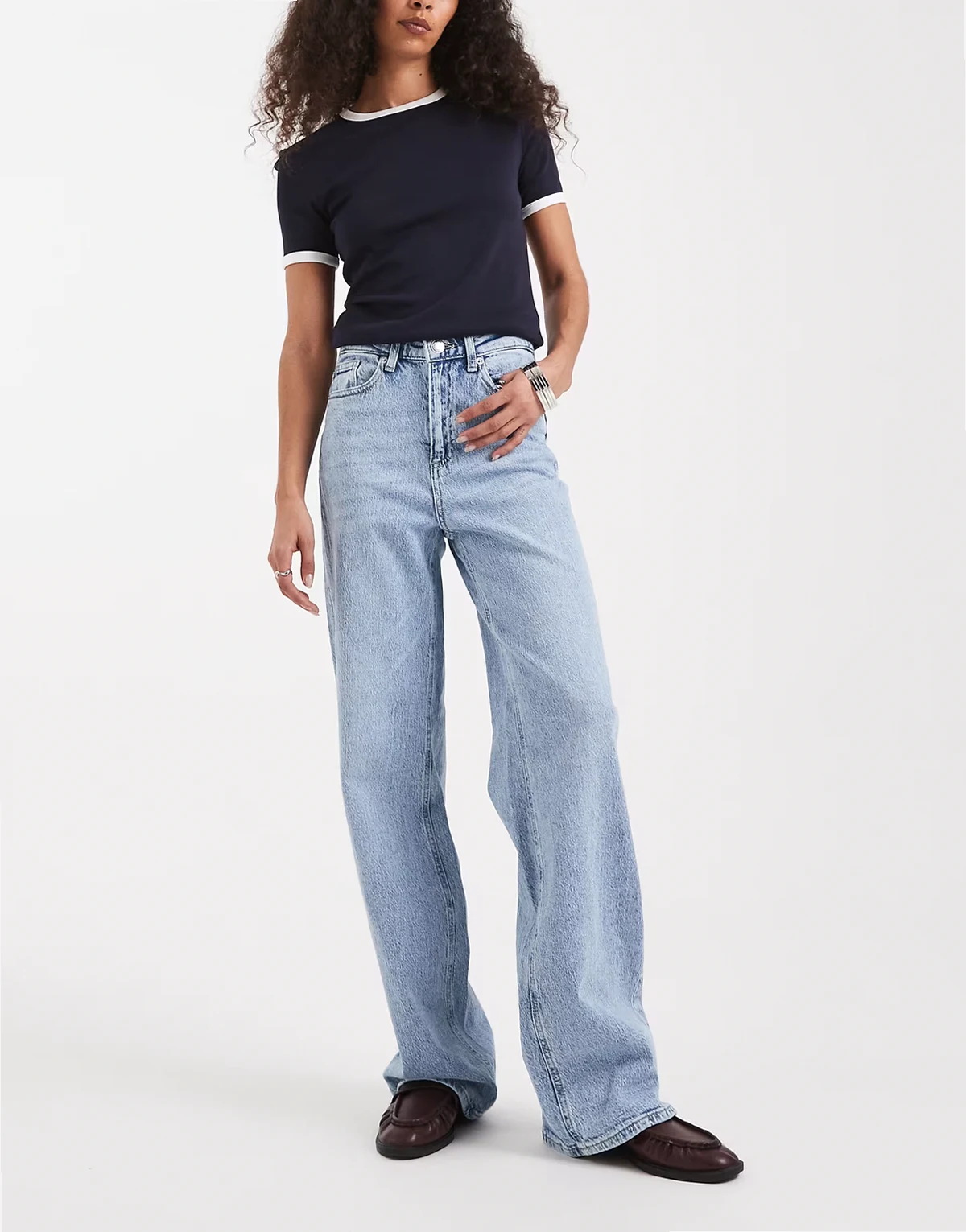 – Jeans in hellblauer Waschung mit hohem Bund und weitem Bein