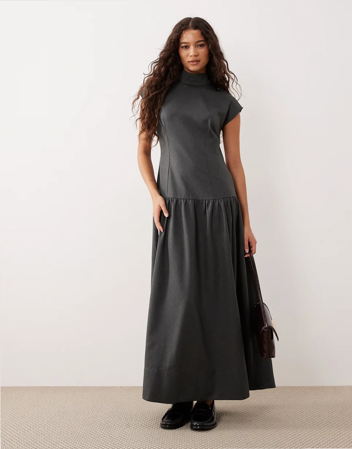 – Hochgeschlossenes Maxikleid in Grau mit tiefer Taille