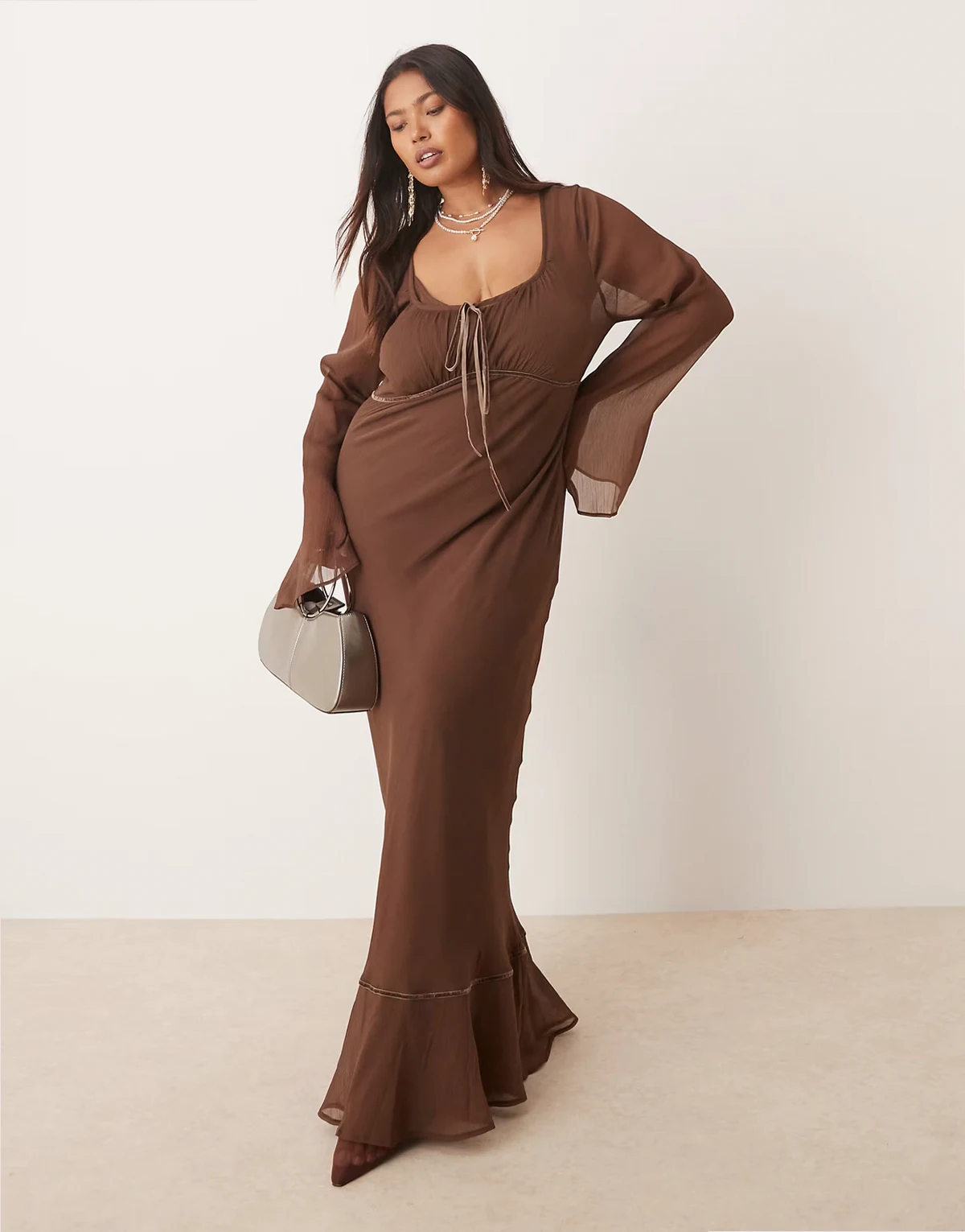ASOS DESIGN Curve – Czekoladowa marszczona na biuście sukienka maxi z długimi rękawami