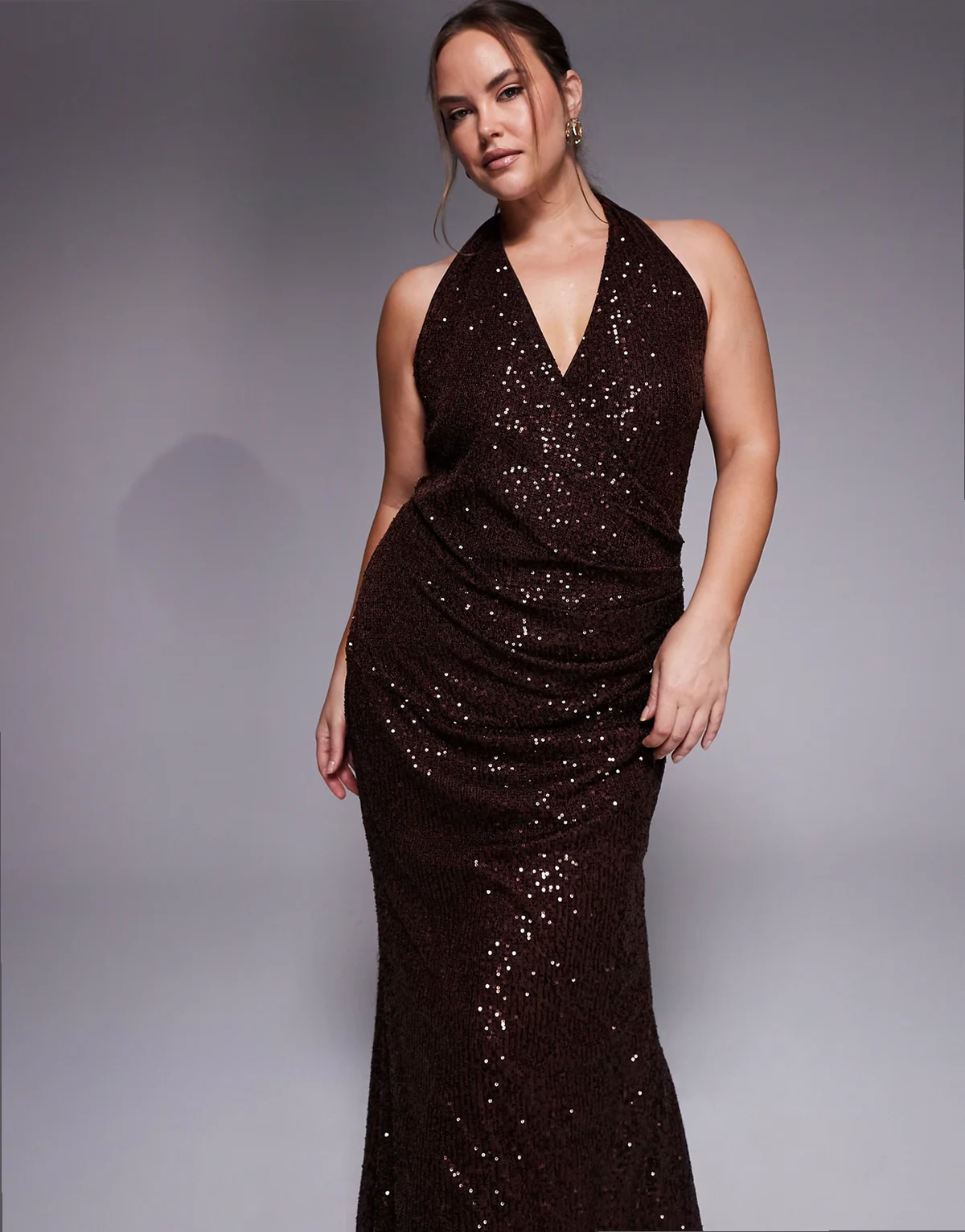 ASOS DESIGN Curve – Czekoladowa cekinowa sukienka maxi z dekoltem w kształcie litery V
