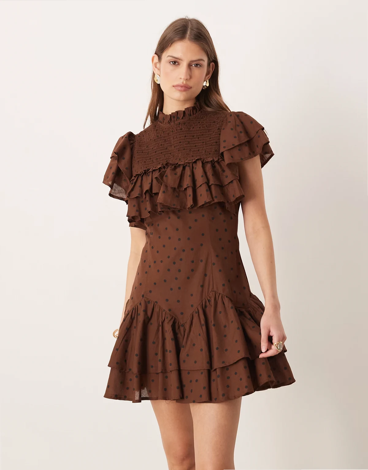 – Hochgeschlossenes Minikleid in gepunktetem Schokobraun mit Raffung und Rüschen