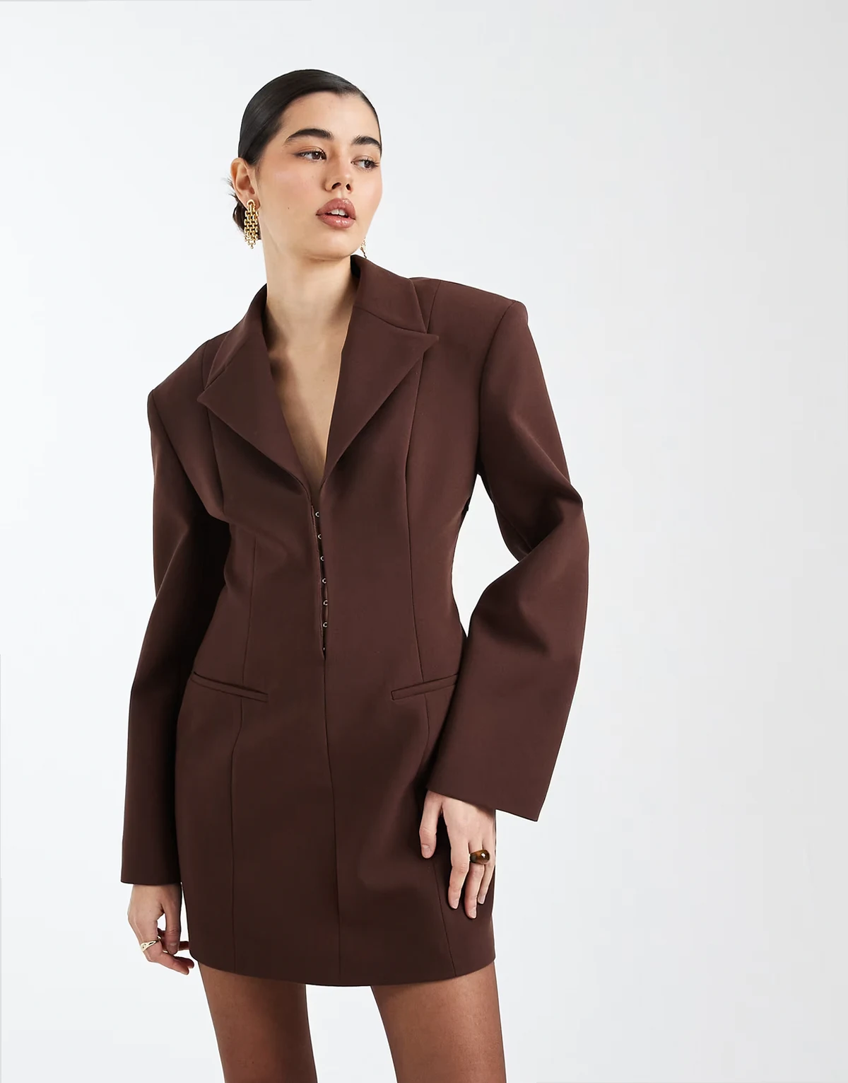 – Elegantes, tief ausgeschnittenes, tailliertes Kleid in Schokobraun