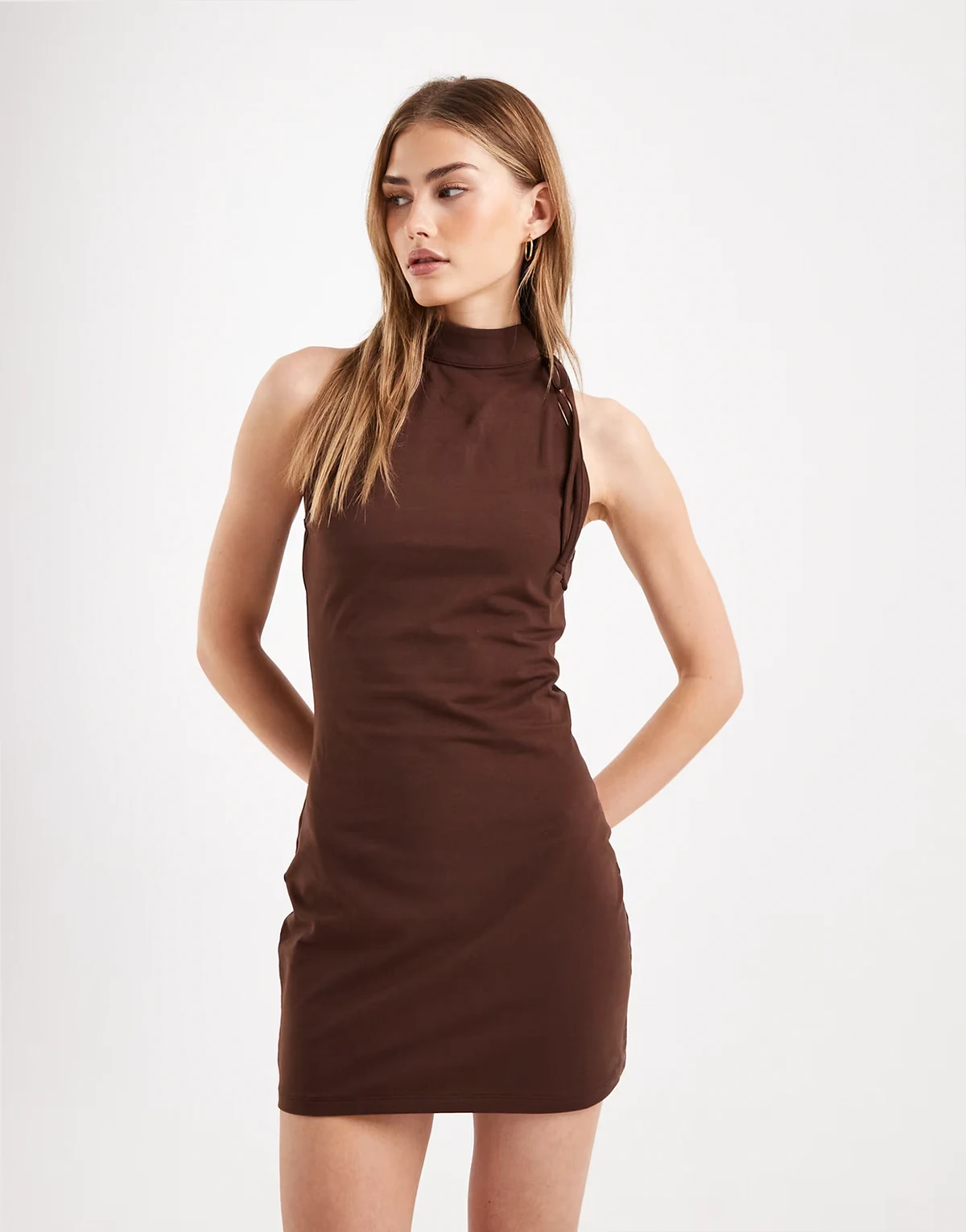 – Neckholder-Minikleid in Braun mit Bindedetail