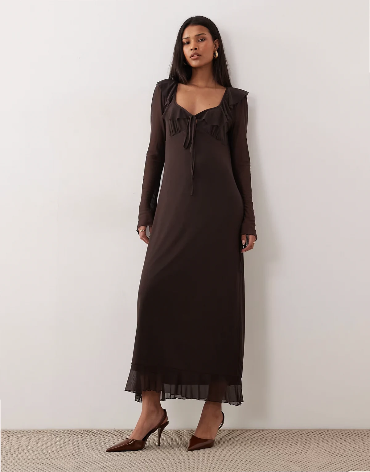 – Langärmliges Midikleid aus Netzstoff mit Rüschenausschnitt