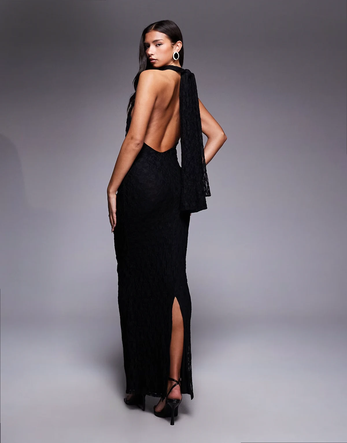 – Neckholder-Maxikleid aus Spitze in Schwarz mit verdrehter Brustpartie
