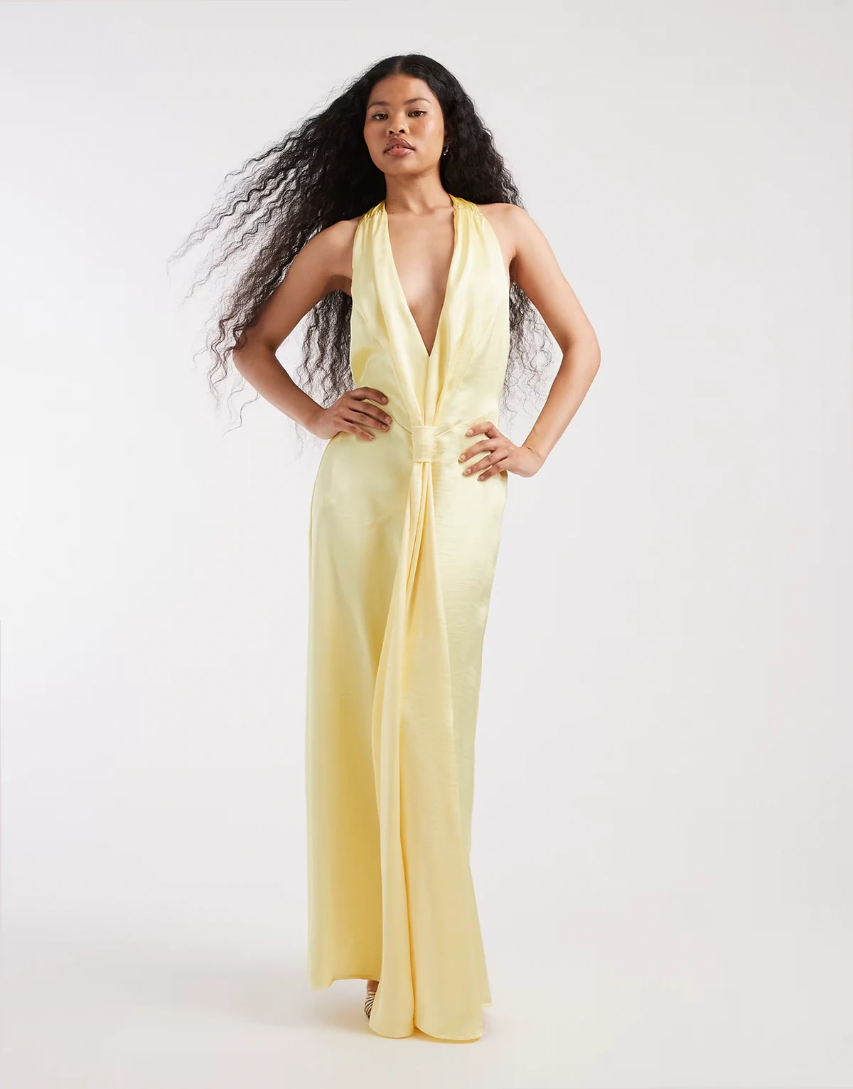 Bridesmaid – Cytrynowa satynowa sukienka maxi z głębokim dekoltem typu halter z ozdobnym frędzlem