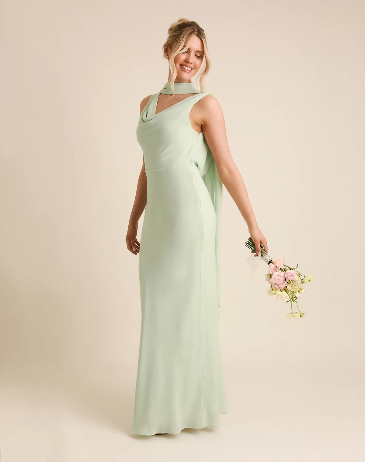 Bridesmaid – Miętowozielona sukienka maxi z głębokim drapowanym dekoltem z krepy