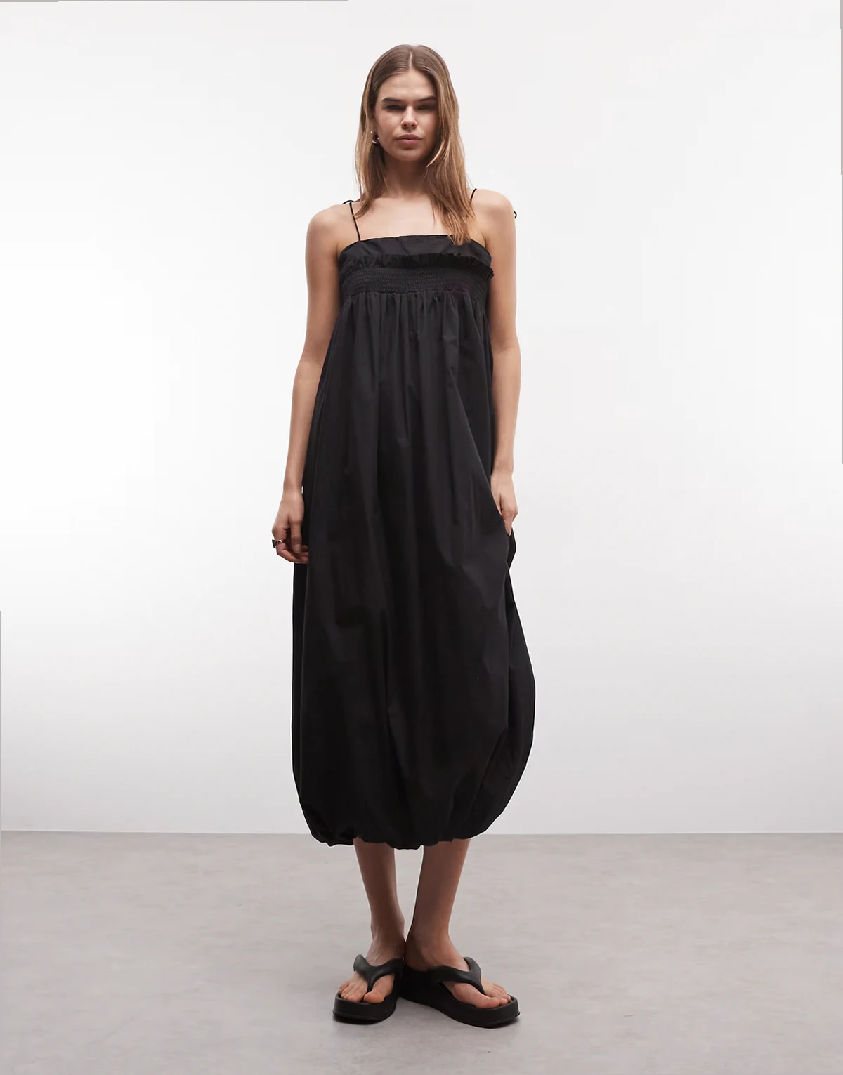 – Gesmoktes Maxi-Trägerkleid in Schwarz mit Ballonsaum und Schleifen