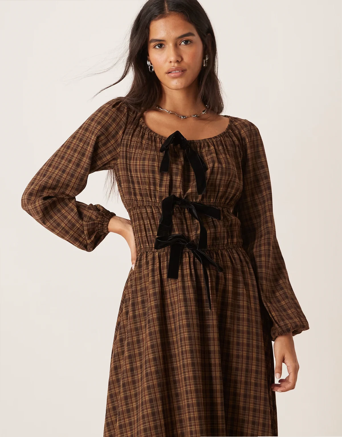 – Gesmoktes Maxikleid in Schwarz-Braun kariert mit Bindedetail vorne