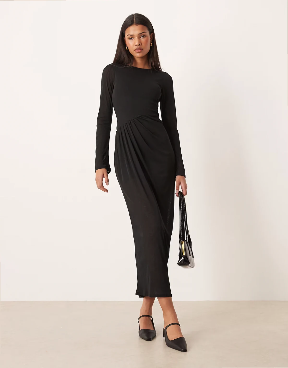 – Langärmliges Maxikleid in Schwarz mit drapiertem Rock und tiefer Taille