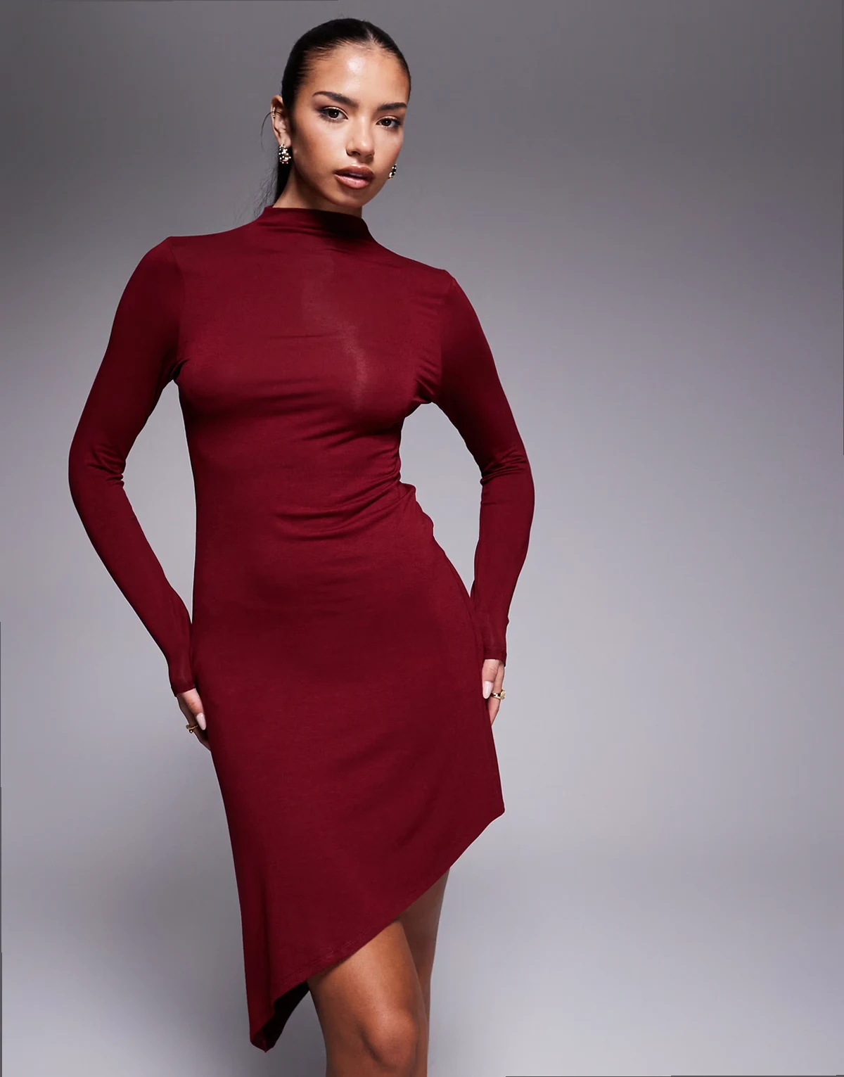 – Geripptes Minikleid in Weinrot mit asymmetrischem Saum
