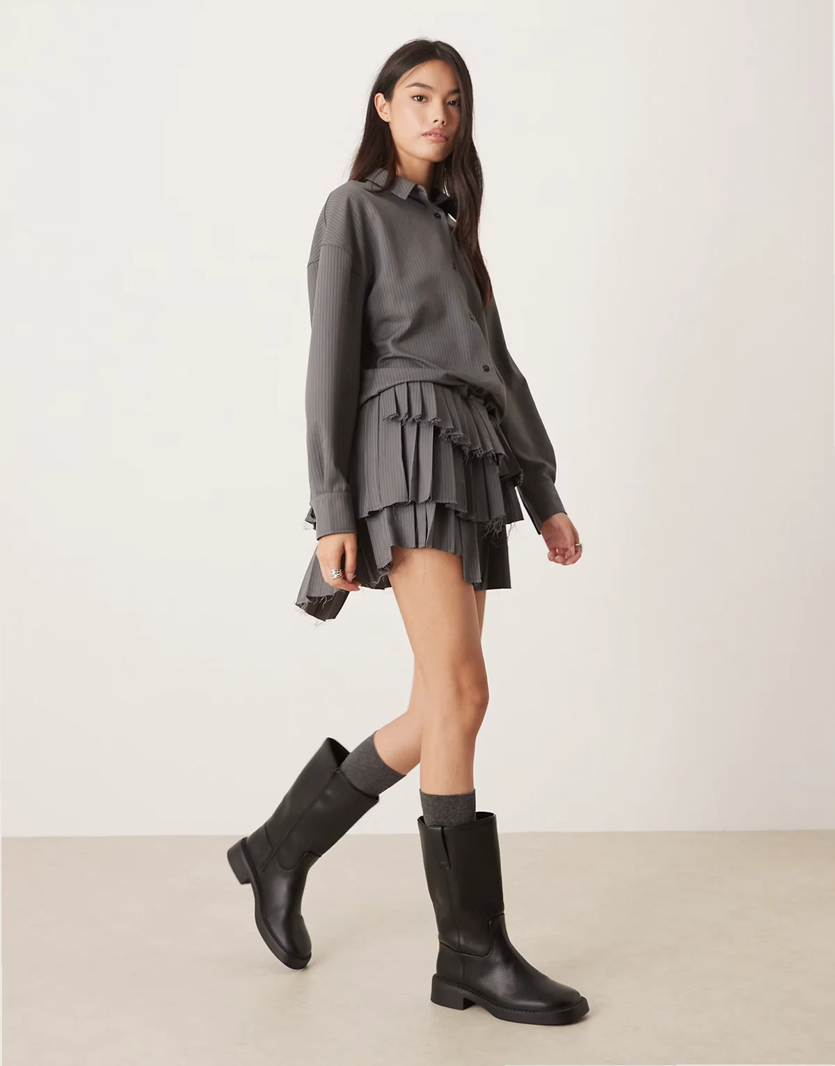 – Mini-Hemdblusenkleid in Grau mit Streifen, mit tiefer Taille und Faltenrock