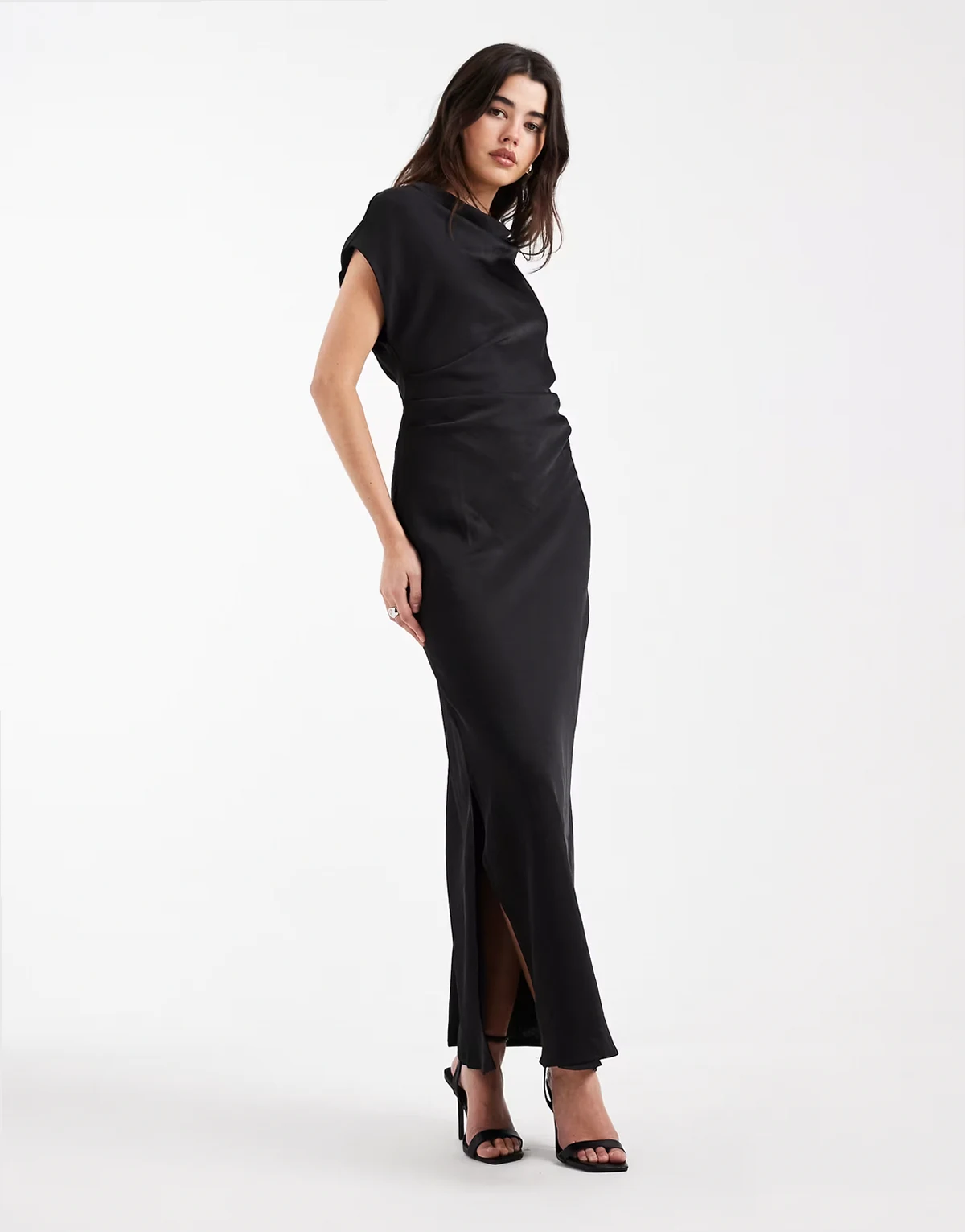 – Satin-Maxikleid in Schwarz mit drapiertem Ausschnitt und Flügelärmeln