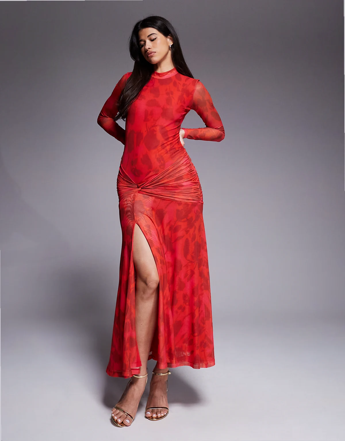 – Lea – Czerwona siateczkowa sukienka maxi z długimi rękawami, marszczeniem w talii i rozcięciem z przodu w kwiatowy wzór