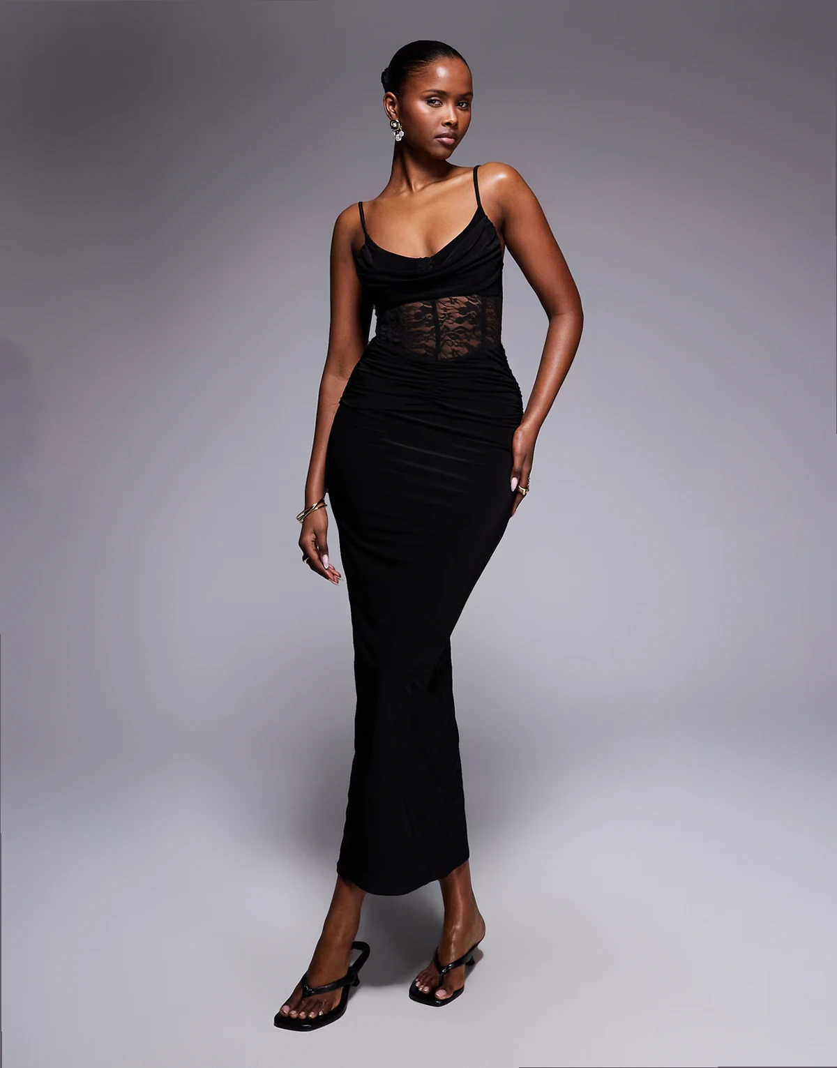 – Exklusives, doppellagiges, figurbetontes Maxikleid in Schwarz aus Spitze mit transparentem Korsettdetail