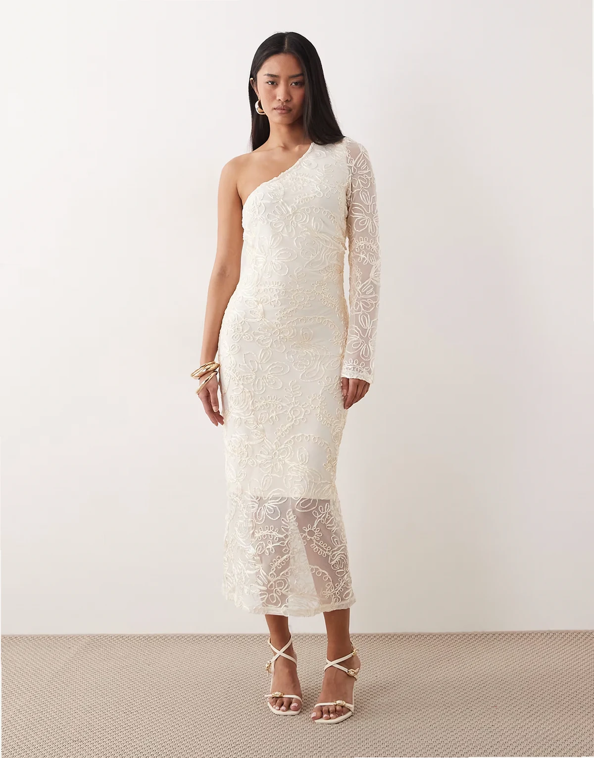 – Maxikleid in Gardenienweiß mit One-Shoulder-Träger und Satin-Stickerei