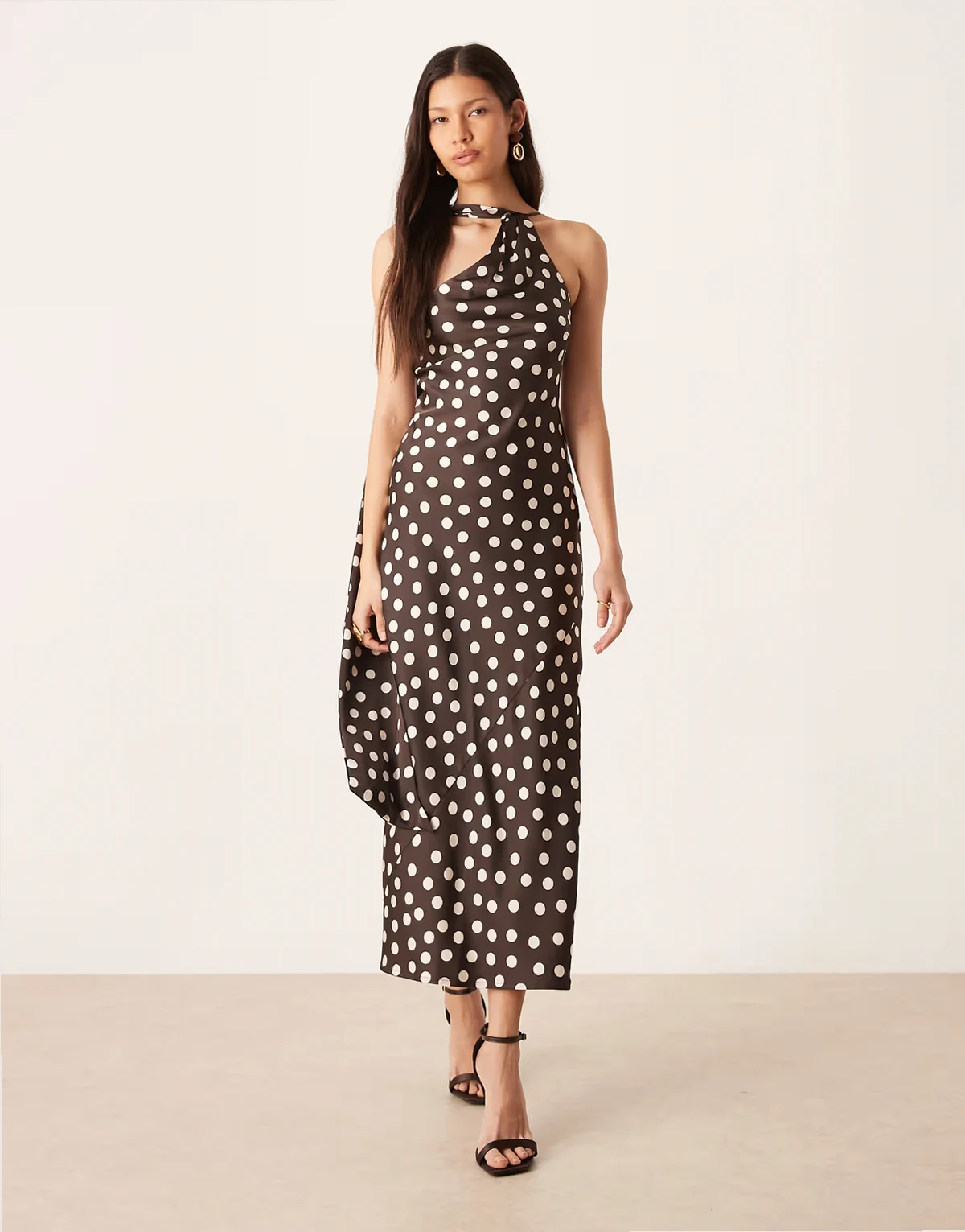 – Brązowa satynowa sukienka midaxi w groszki na jedno ramię z szalikiem