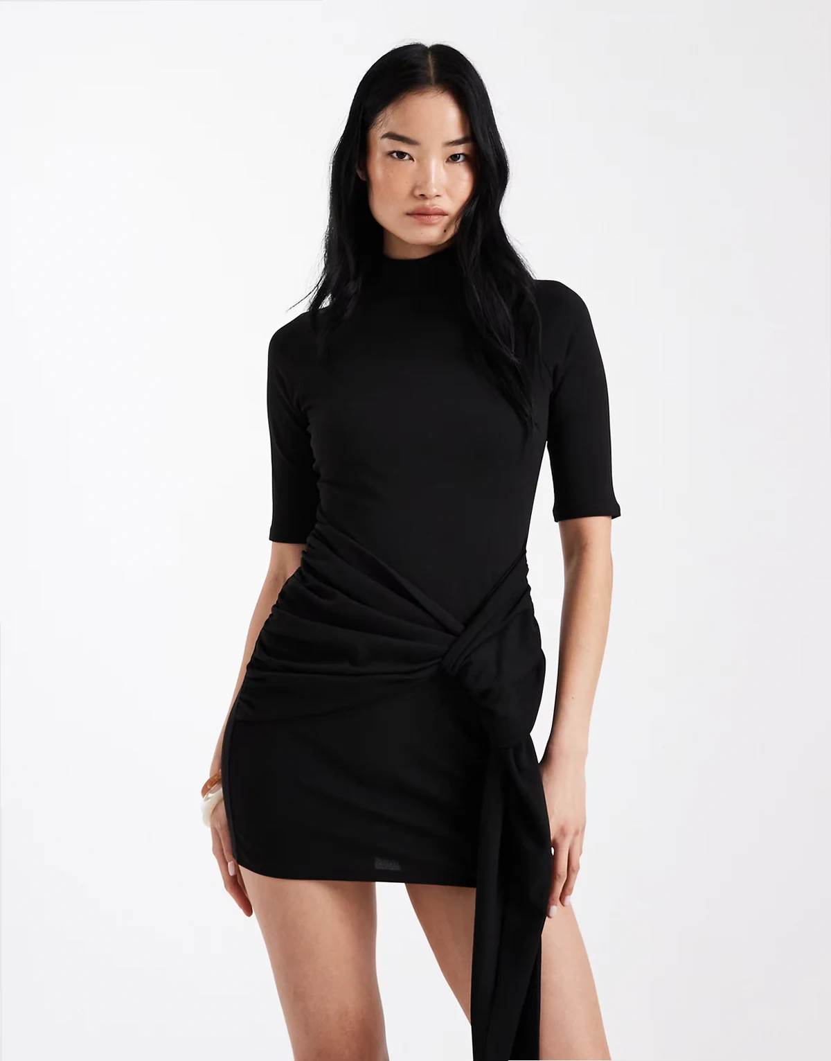 – Minikleid in Schwarz mit Stehkragen, halblangen Ärmeln und Bindedetail in der Taille