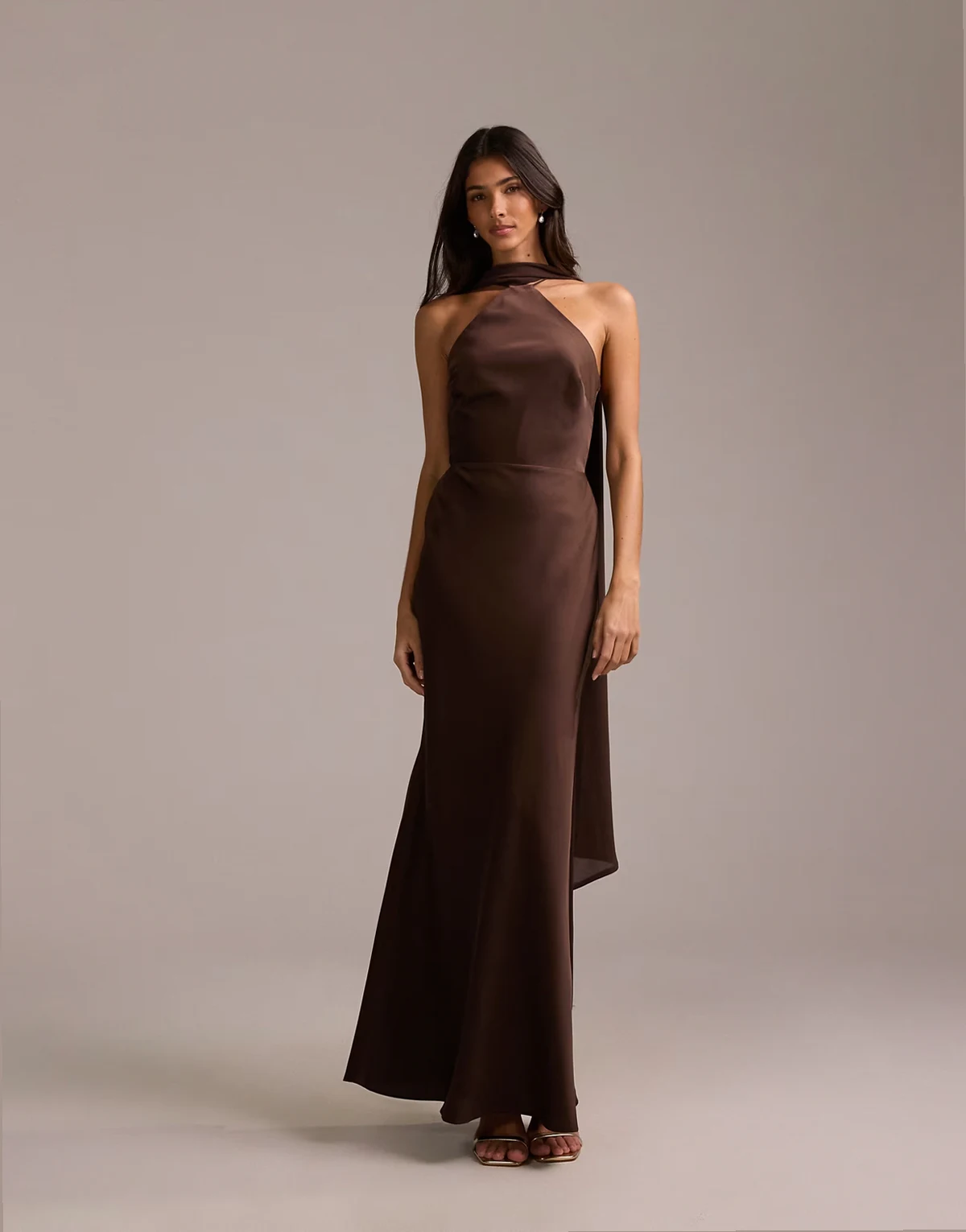 Bridesmaids – Czekoladowa satynowa sukienka maxi z dekoltem halter i szalem
