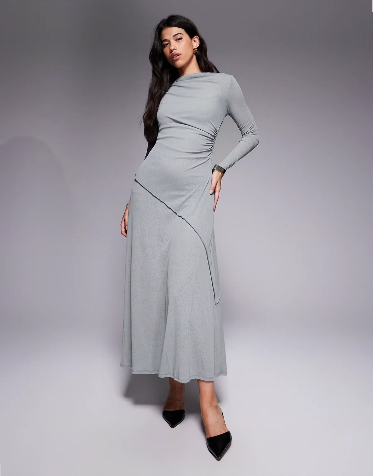 – Langärmliges Maxikleid in Grau mit Drapierung