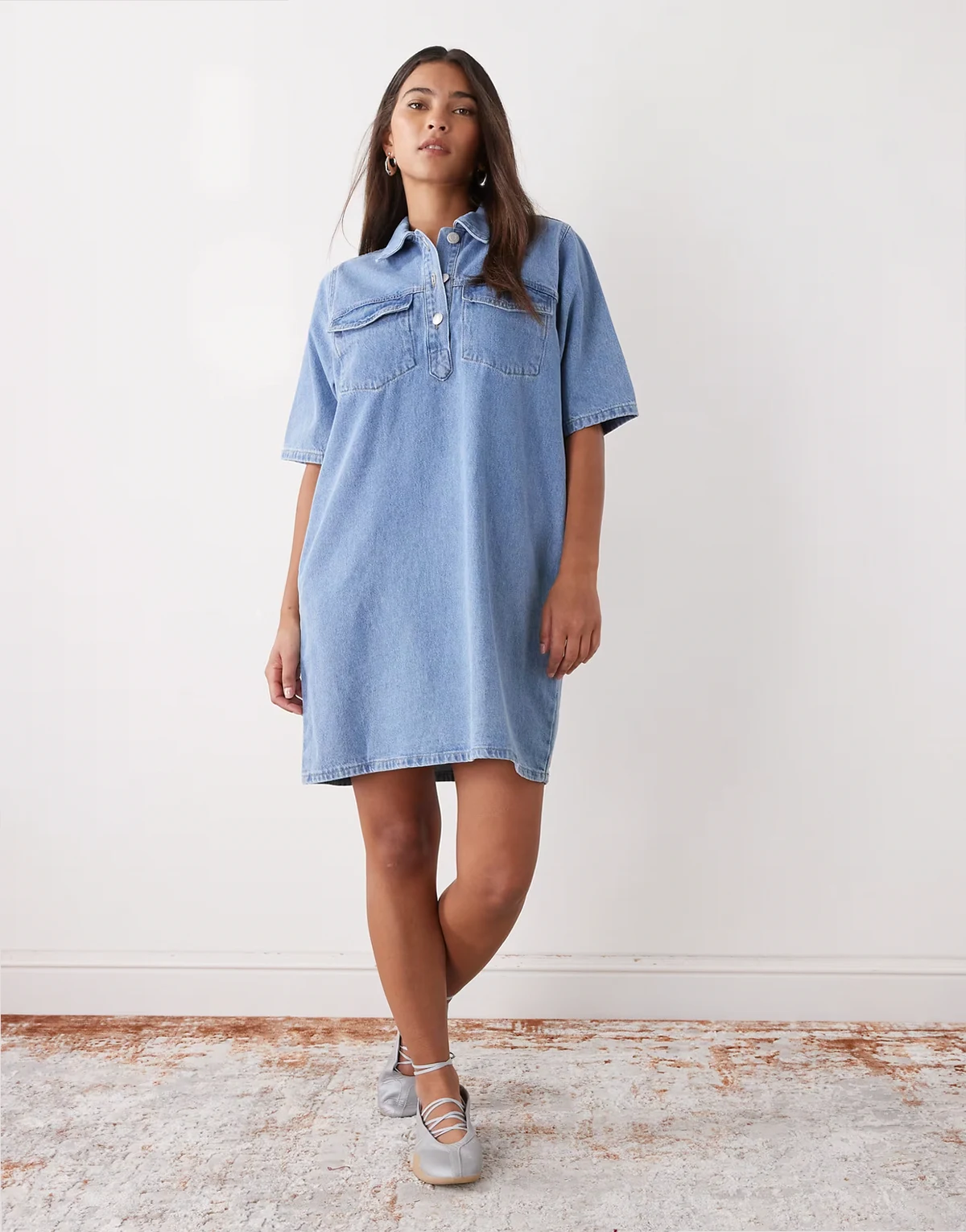 – Kastiges Oversize-Jeanskleid in Hellblau mit Taschen