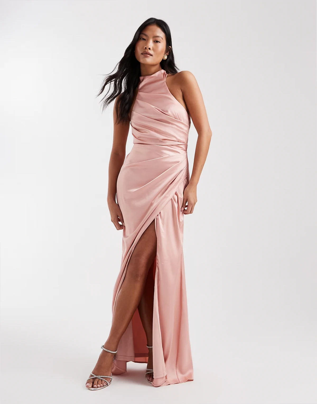 – Bridesmaid – Różowa satynowa sukienka maxi z dekoltem typu halter i kopertową spódnicą