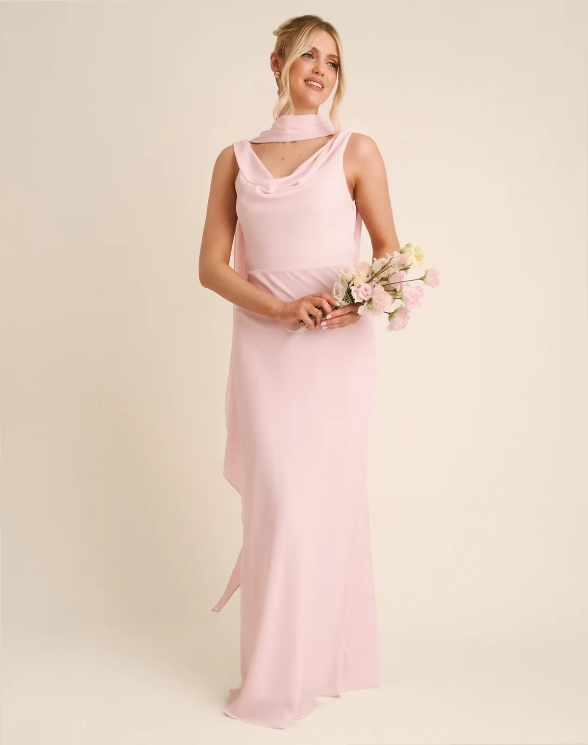 Bridesmaid – Jasnoróżowa sukienka maxi z krepy z głębokim drapowanym dekoltem