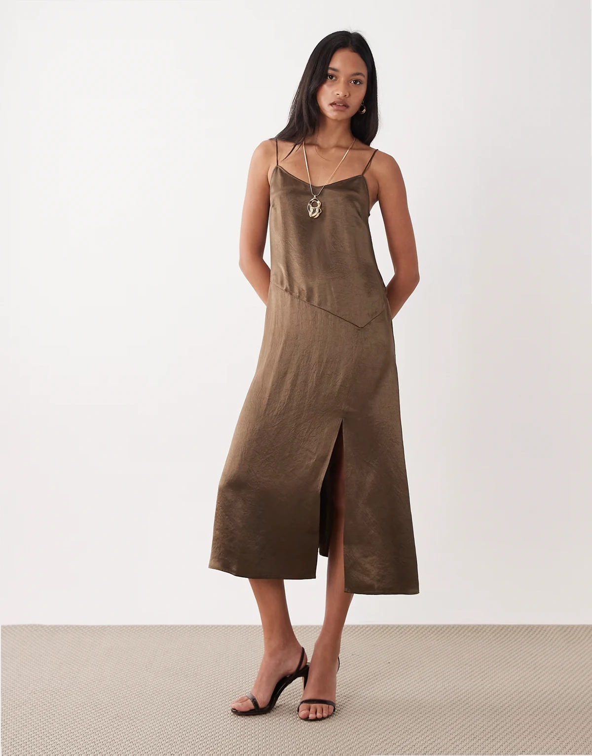 – Trägerkleid aus Satin in Hellbraun mit Schlitz