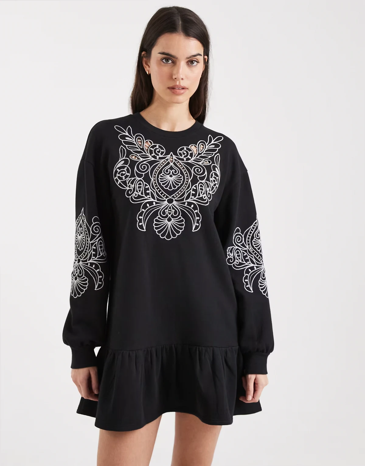 – Sweatshirt-Kleid mit tiefer Taille und Durchbruchstickerei