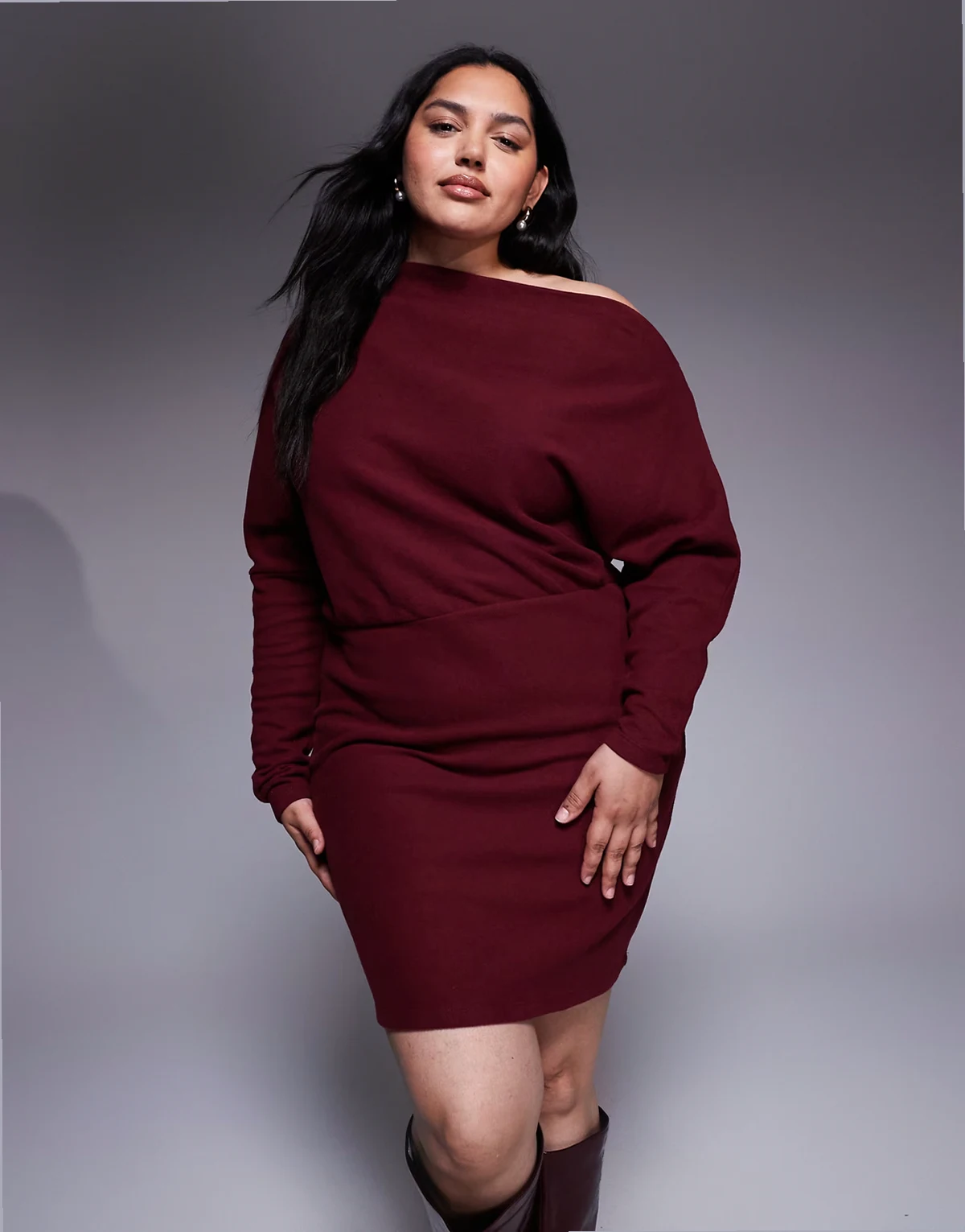 ASOS DESIGN Curve – Fioletowa sukienka mini z bardzo miękkiego materiału z długimi rękawami i odkrytym ramieniem