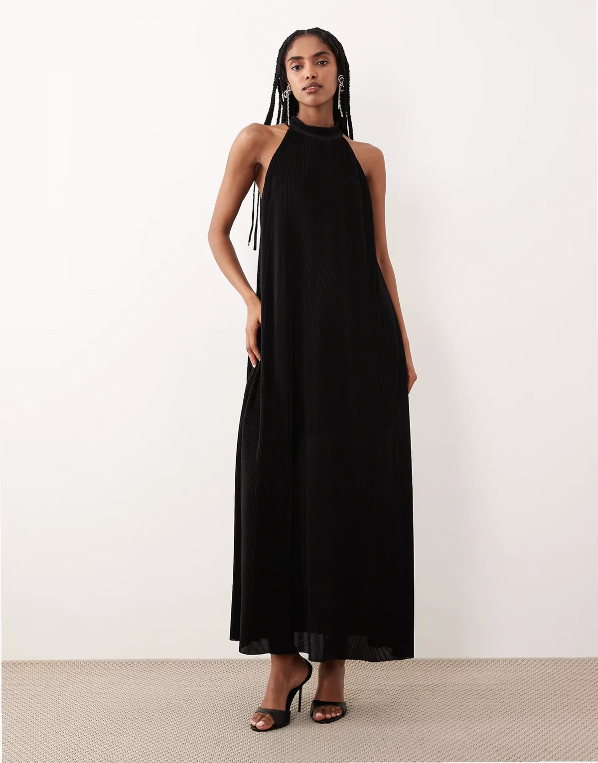 – Fließendes Neckholder-Maxikleid in Schwarz